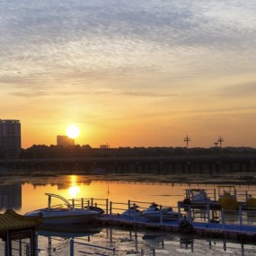 朝霞映照汶河边