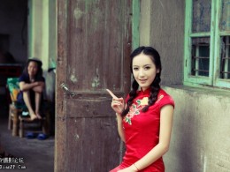 山村里的红旗袍