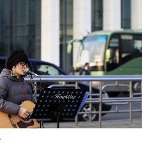 唱歌唱的很好听的路边歌手