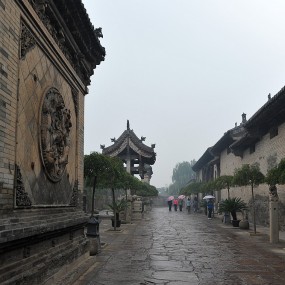 秋雨中走进王家大院