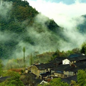 山区村庄的瓦房