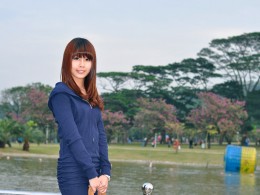 海滨公园秋冬恋人