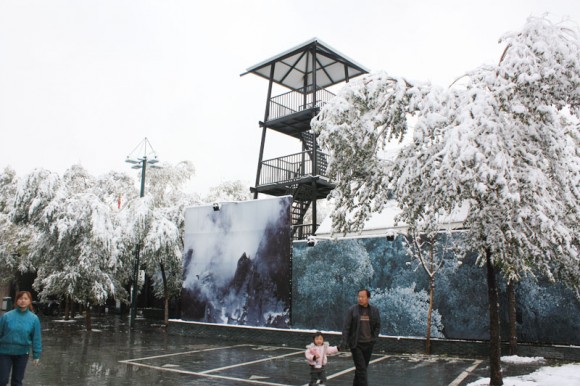 乌市鲤鱼山上的雪景2011年10月30日拍摄