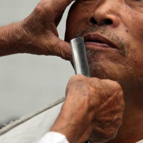 80岁的“理发匠”孔万明老汉剃头担子赶集跟会不服老