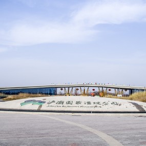 蓝蓝的天上白云飘