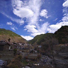 《白云下面是故乡》