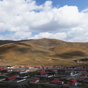 旅游车上感受祁连山的秋天