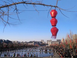 红灯高挂迎春到