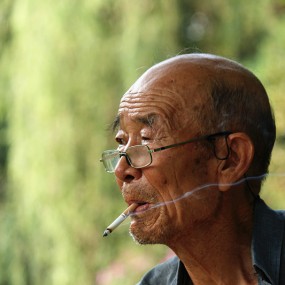 专注垂钓的老者