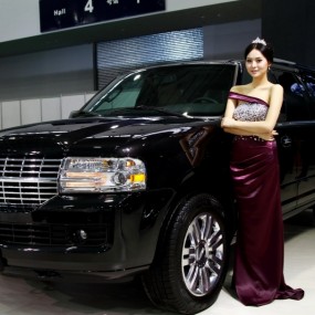 香车美女相得益彰