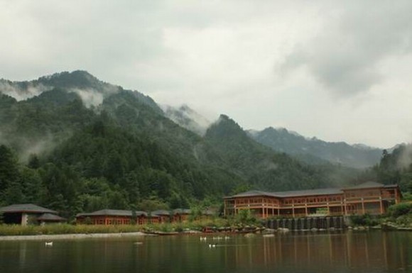 度假山庄暴雨前后