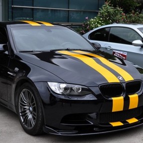 改装后的黑色宝马黄色线条