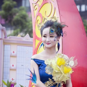 狂欢胞波节美女