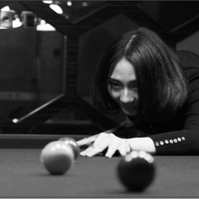 台球室灯光下的博弈