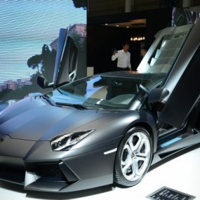 不同感受不同的视角  香车美女聚光灯下的故事