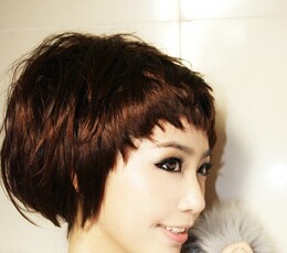 cici带了个很漂亮的假发