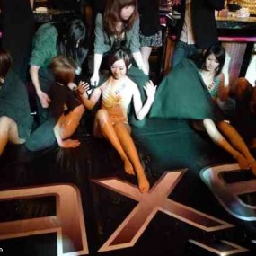 台夜店变态游戏 这样从比基尼 “滑”过去