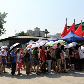 入伏天旅客排队换历史博物馆的门票