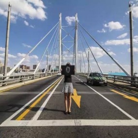 别人都在赶着回家的时候，他们却离家越来越远