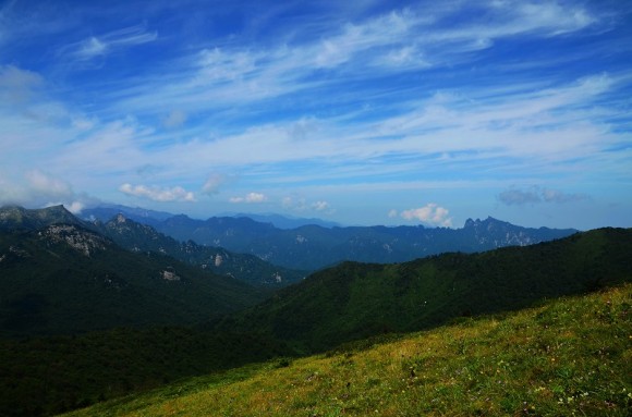 大美秦岭2：再向草甸行，半日雨雾晴；蓝天白云中，抬头见彩虹