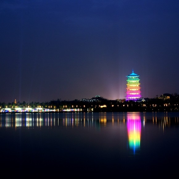 五彩斑斓长安塔