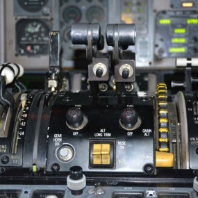 飞机中央操作台——油门操作杆