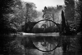 倒影中的满圆桥