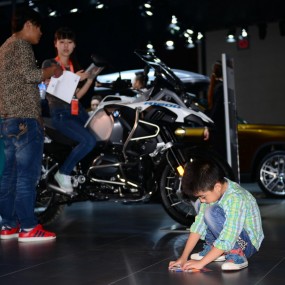 小朋友的车展时光