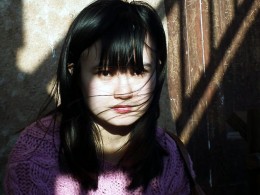 发两张我老伴儿在麦积山拍的我女儿