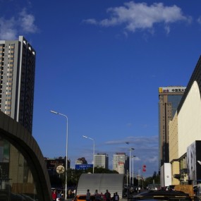 下班的路上发现天很蓝，赶紧拿相机拍几张