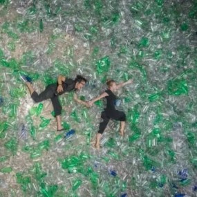 他用10000个塑料瓶，拍出美到窒息的美人鱼，只为唤起人们对海洋污染的重视