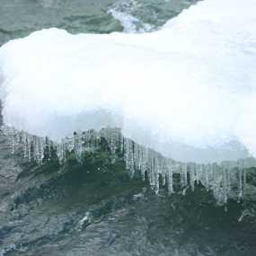 一江冬水映冰帘