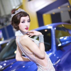 2012车展晶莹剔透的服装