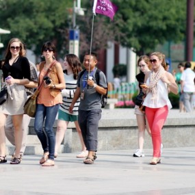 一支九人的小旅游团