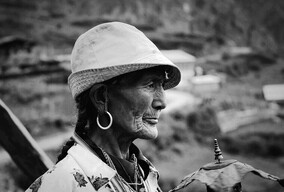 转经的藏族老人