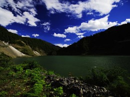 《蓝天下的镜湖》