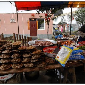 摆起百家团年宴 地震移民新家过新年