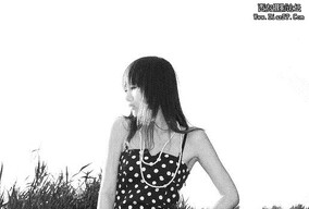 穿着斑点短裙的女模特