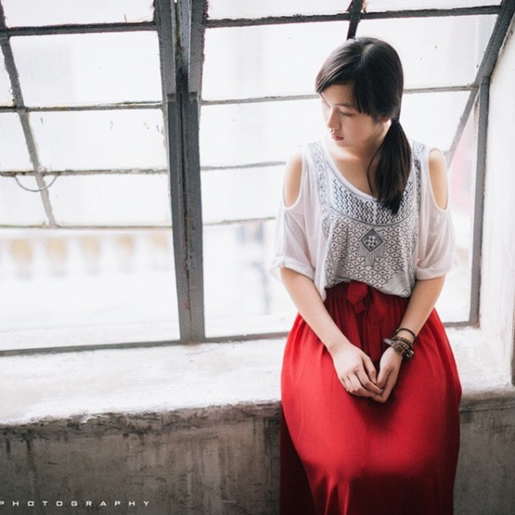 孤独的红衣女子