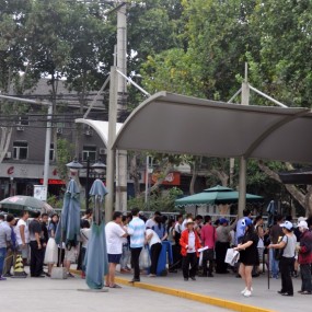 人头攒动领票忙