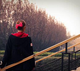 冬日校园里的背影