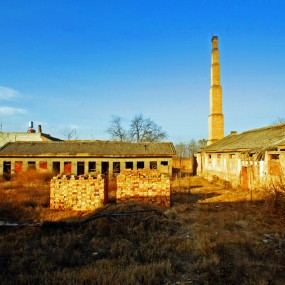 冬日乡村没落的工厂