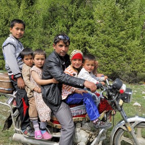 街拍哈萨克民族人物