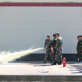 新生军训消防演练