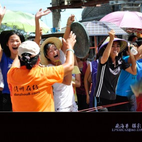 女子拔河显神威