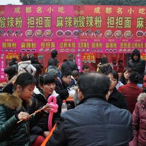 大年初一逛小雁塔   小吃丰富多彩  食客络绎不绝