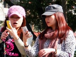 用手机拍照片的女孩