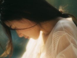 三月的下午， 玻璃屋和阳光吻过的少女