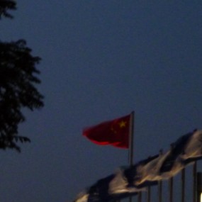 西安国展中心，夜空中飘扬的国旗