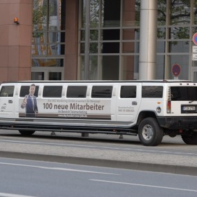 德国法兰克福 大街上疯狂的汽车